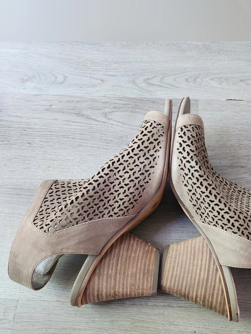 Vince Camuto Dastana perforated leather peep-toe block heel Booties women 10W